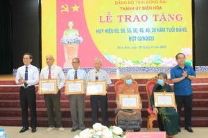 Trao huy hiệu Đảng cho gần 300 đảng viên