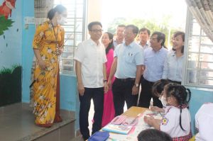 Phó Thủ tướng Chính phủ Vũ Đức Đam thăm một số cơ sở y tế và giáo dục trên địa bàn tỉnh.