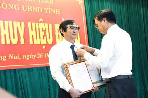 Trao tặng Huy hiệu 30 năm tuổi Đảng cho đồng chí Nguyễn Sơn Hùng, Phó Chủ tịch UBND tỉnh