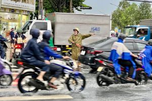 Đảm bảo an toàn cho người lái xe khi trời mưa, bão