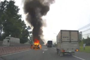 Điều tra nguyên nhân vụ cháy xe ô tô 7 chỗ trên quốc lộ 1