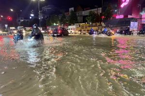 Nhiều điểm ngập sau cơn mưa lớn trên quốc lộ 51