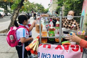 Hàng rong bủa vây cổng trường học