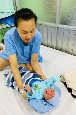 Khen thưởng đột xuất ê kíp y, bác sĩ kịp thời cứu sống thai phụ bị sốc phản vệ nặng