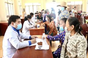 Khám bệnh, tặng quà cho 200 người dân xã Tà Lài, H.Tân Phú