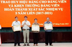 Trao huy hiệu Đảng cho 44 đảng viên