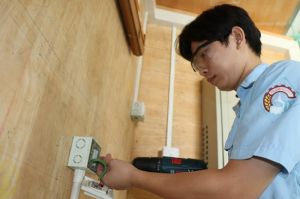 Nam sinh Đồng Nai chuẩn bị cho kỳ thi tay nghề thế giới