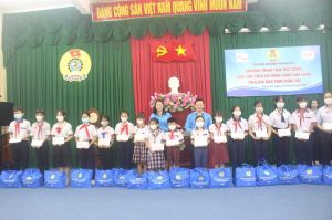 Trao học bổng cho con công nhân khó khăn, có bố, mẹ mất do Covid-19