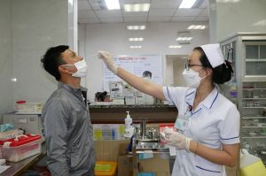 Ưu tiên hỗ trợ thu nhập cho nhân viên y tế