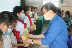 Chi đoàn Báo Đồng Nai hỗ trợ học sinh nghèo trước thềm năm học mới