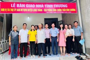 Trao nhà tình thương cho hộ khó khăn