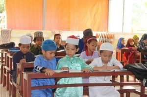 Trao tặng hơn 350 bản sách phòng đọc của đồng bào Chăm