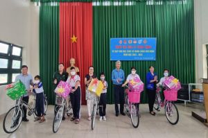 Khối thi đua số 10: Trao quà cho học sinh khó khăn