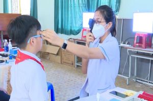 Khám mắt và cắt kính miễn phí cho học sinh THCS của TP.Biên Hòa