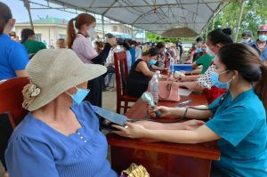 Khám bệnh miễn phí, tặng quà cho 300 người nghèo, gia đình chính sách