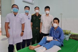 Thăm, tặng quà 20 triệu đồng của Bí thư Tỉnh ủy cho quân nhân bị thương khi đang làm nhiệm vụ