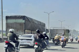 Quốc lộ 51 ngày càng chật chội