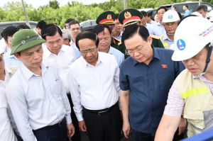 Chủ tịch Quốc hội Vương Đình Huệ kiểm tra tiến độ dự án cao tốc Bến Lức - Long Thành