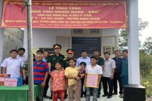 Bàn giao nhà tình nghĩa cho hộ đồng bào dân tộc