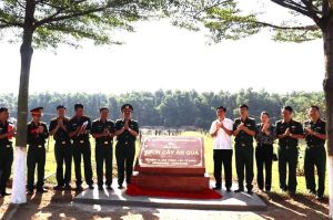 Trao tặng Vườn cây ăn quả cho lữ đoàn 96