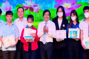 Trao gần 250 suất học bổng cho học sinh, sinh viên khuyết tật