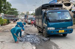 Đường Hoàng Văn Bổn xuống cấp