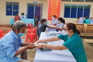 Hơn 400 người dân, bệnh nhân được khám bệnh, tặng quà