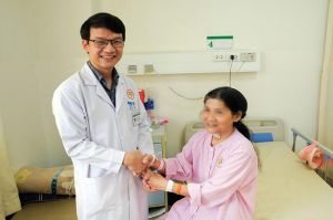 Phẫu thuật thay đĩa đệm cột sống cổ cho bệnh nhân bị bệnh nặng