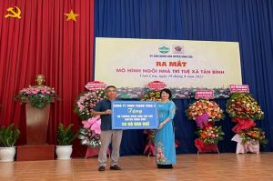 Tặng bàn ghế, gạch làm từ rác cho trường học