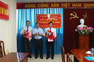 Chủ tịch UBND tỉnh Cao Tiến Dũng trao các quyết định về công tác cán bộ