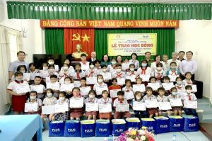 50 học sinh nghèo học giỏi được trao tặng học bổng