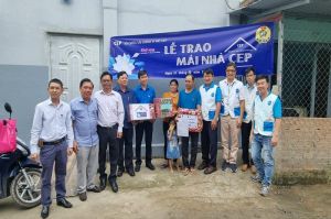 Bàn giao nhà cho người lao động khó khăn
