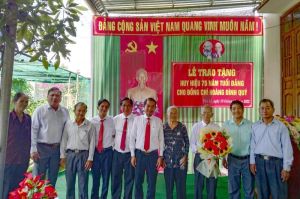 Trao Huy hiệu 75 năm tuổi Đảng đồng chí Hoàng Đình Quý