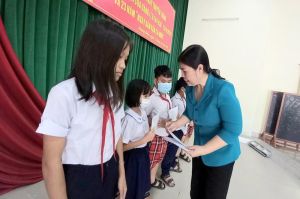 Nhiều hộ khó khăn, học sinh nghèo hiếu học được tặng quà, học bổng