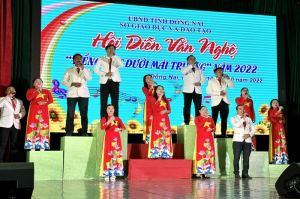 Gần 1 ngàn cán bộ, giáo viên, học sinh tham gia Hội diễn Tiếng hát dưới mái trường