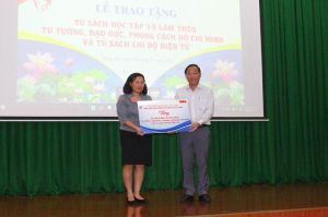 Ban Tuyên giáo Tỉnh ủy tiếp nhận tủ sách về Chủ tịch Hồ Chí Minh