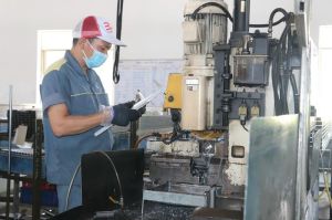 Enterprises strive to keep production and export