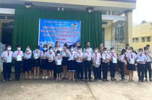 Tặng tập vở, khẩu trang cho học sinh khó khăn tại TP.Long Khánh