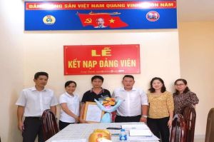 Chú trọng phát triển Đảng trong đoàn viên Công đoàn