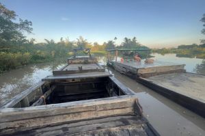 Bắt giữ ghe hút cát trái phép trên sông Đồng Nai