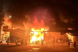 Tiệm sửa xe trên đường Bùi Hữu Nghĩa cháy rụi