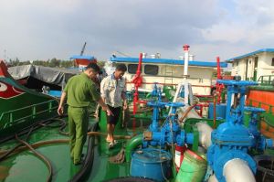Thuyền trưởng và các thuyền viên hút trộm xăng