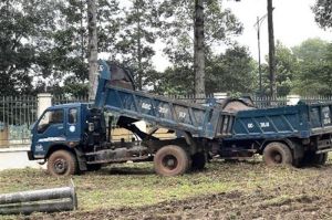 Lén lút đổ trộm khoảng 20 tấn chất thải ra môi trường