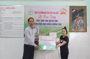 2 bệnh nhi được Công ty Dona Coop tặng 2 máy thở trị giá 420 triệu đồng