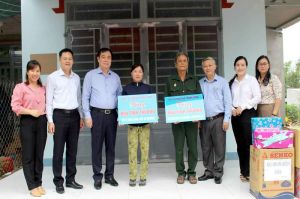 Ban Tuyên giáo Trung ương bàn giao nhà tình thương cho các hộ gia đình có công với cách mạng