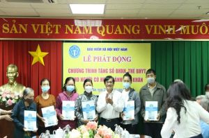 Tặng thẻ BHYT, sổ BHXH cho người dân có hoàn cảnh khó khăn
