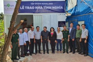 Phó Bí thư Tỉnh ủy Quản Minh Cường dự lễ bàn giao nhà tình nghĩa cho gia đình chính sách