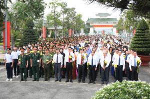 Viếng các anh hùng liệt sĩ kỷ niệm 78 năm ngày thành lập Quân đội Nhân dân Việt Nam