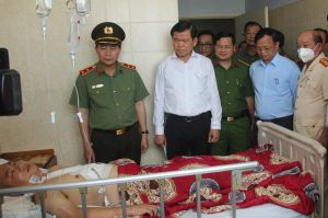 Thăm hỏi cán bộ công an phường bị thương khi làm nhiệm vụ