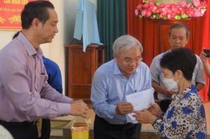 Ủy ban Mặt trận Tổ Quốc Việt Nam tỉnh tặng 200 phần quà Tết cho hộ nghèo tại Nhơn Trạch